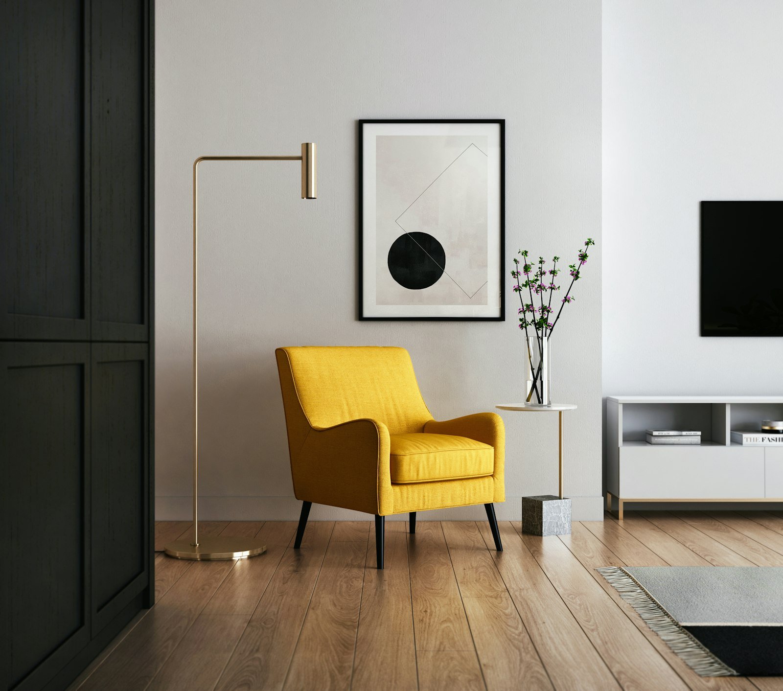 Sillón amarillo mostaza junto a lámpara de pie dorada y cuadro abstracto en una sala luminosa