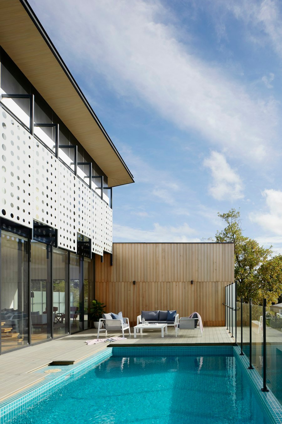 Piscina privada con deck de madera de la villa