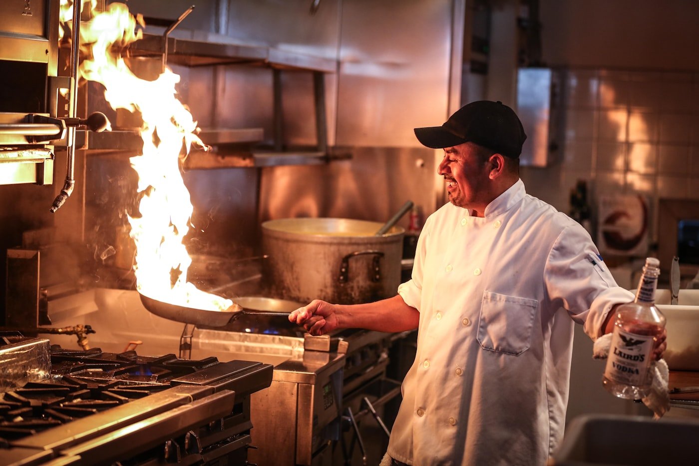 El chef Rodrigo Interiano trabajando al fuego en la cocina abierta de Aura