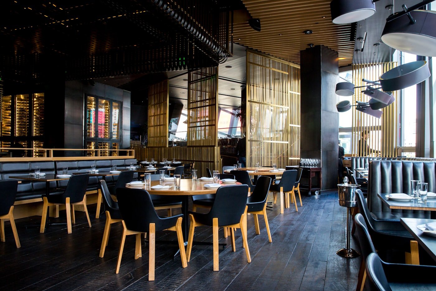 Salón principal con sillas de madera y luz tenue