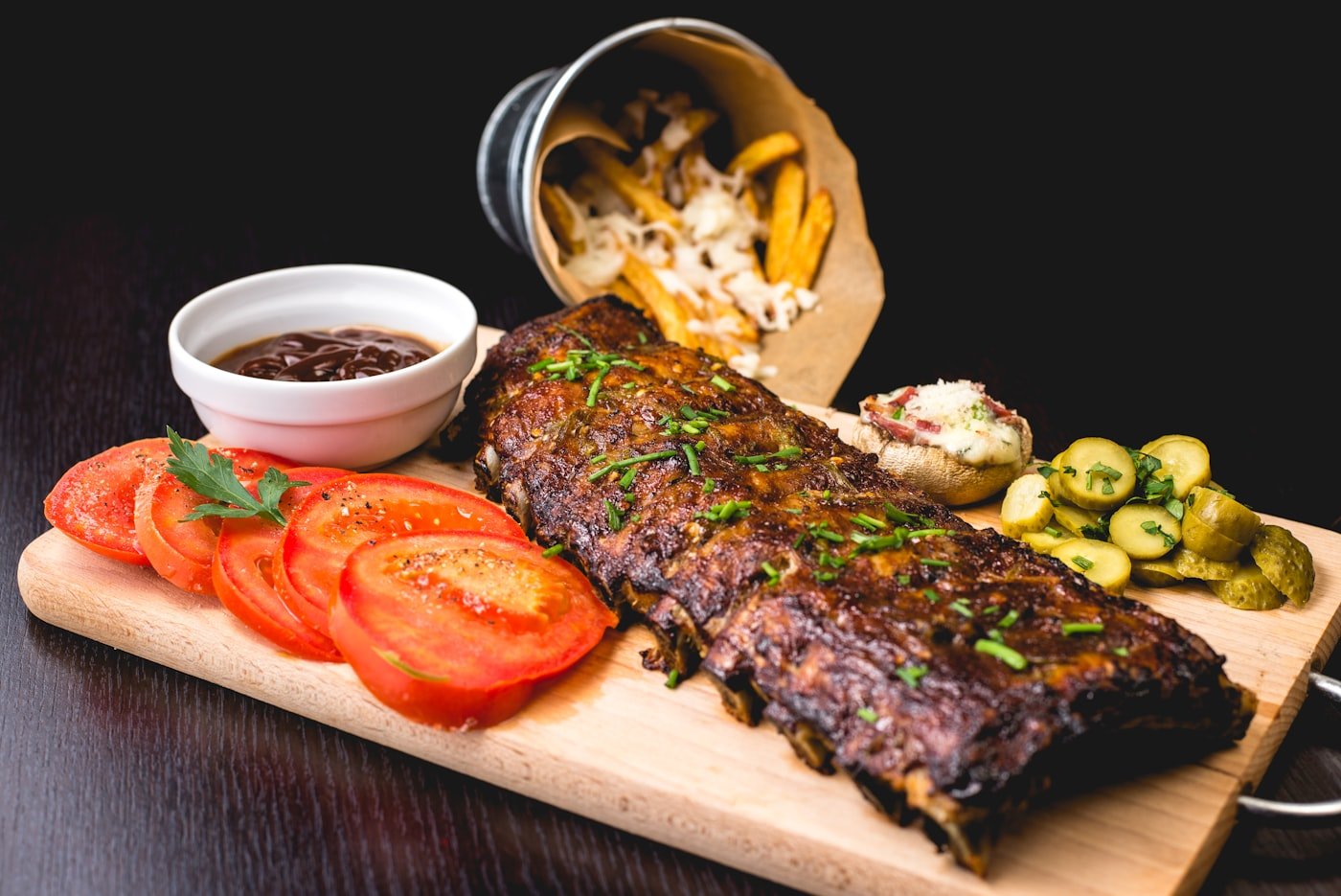 Costilla de res con mole de cacao servida en plato hondo