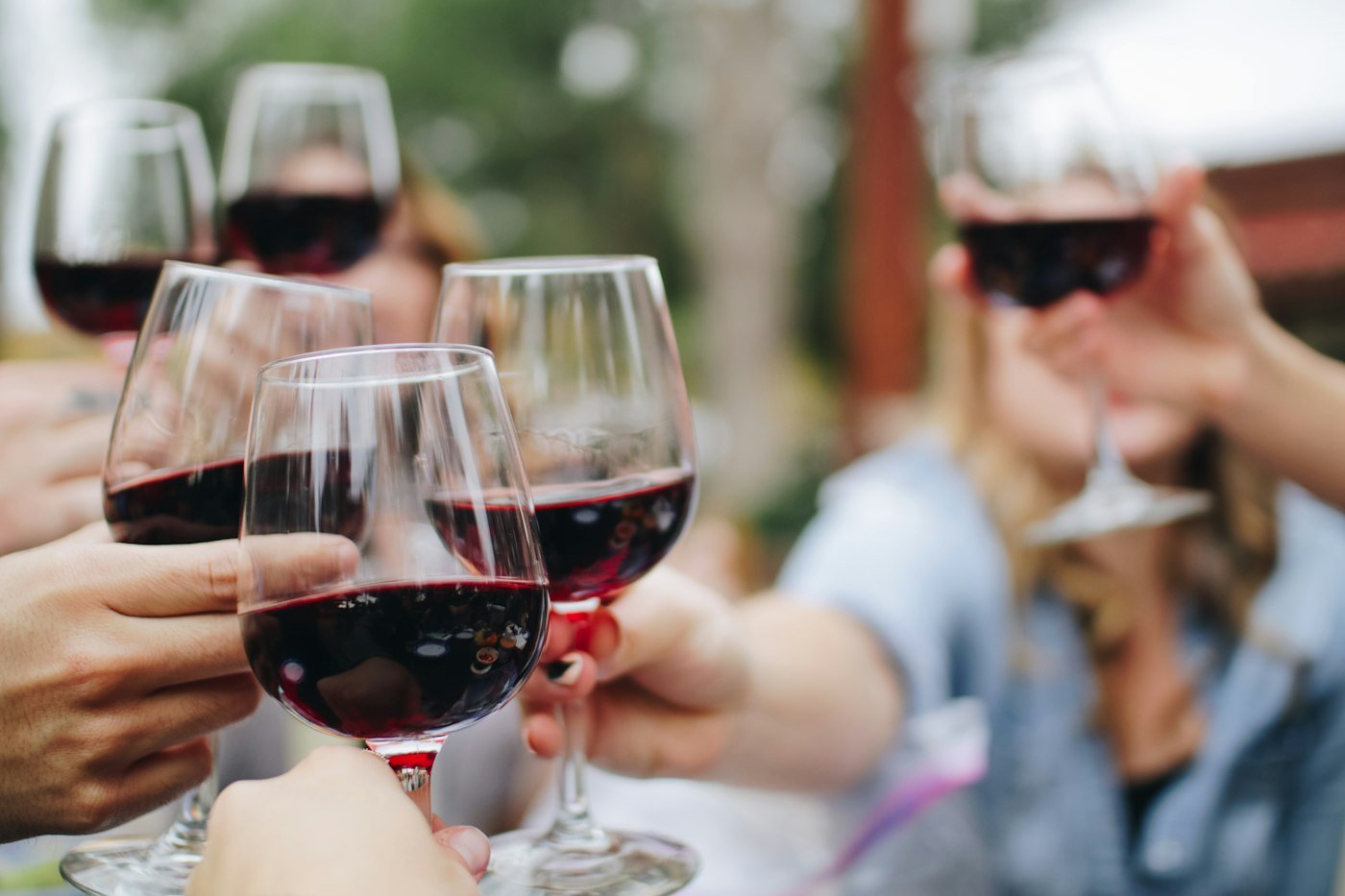 Copas de vino tinto servidas en la barra de la cava