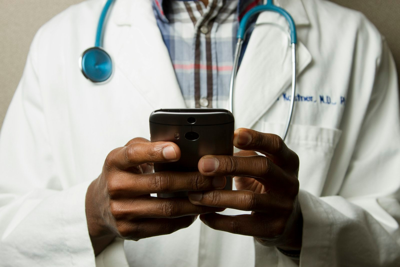 Médica de MedCare Clinic revisando el expediente digital de una paciente en consulta