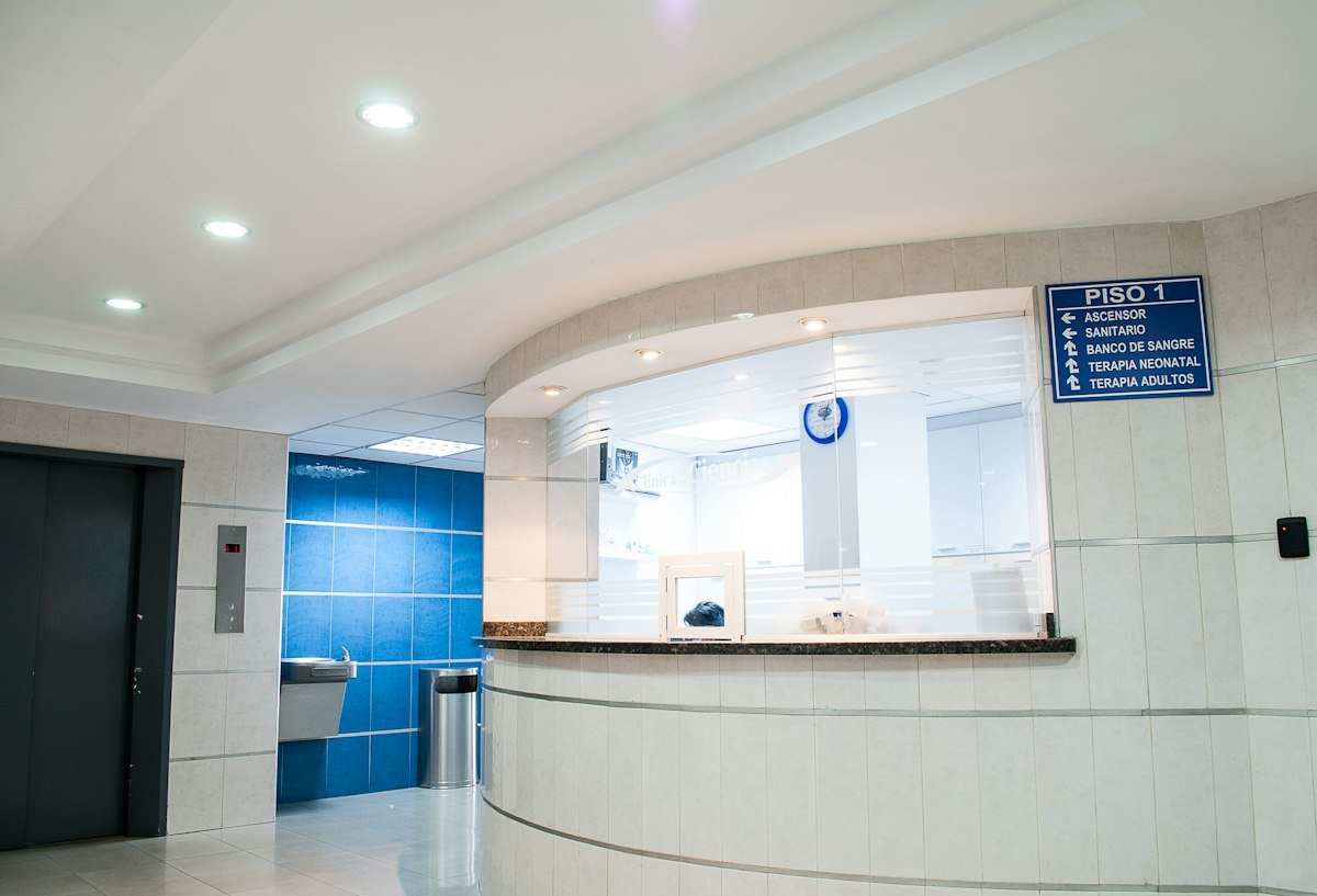 Sala de espera y recepción principal de MedCare Clinic